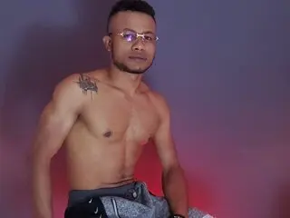 BrandonWilliam shows chatte